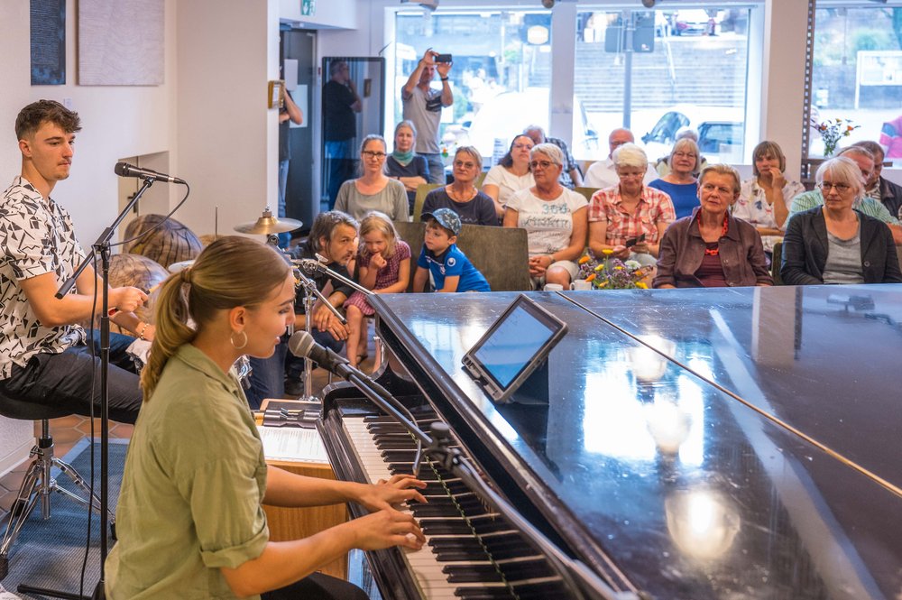 Kiara Huber singt am Klavier in der Kulturapotheke