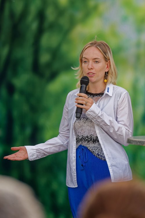 Fiona Schlecht spricht bei Politik und Party