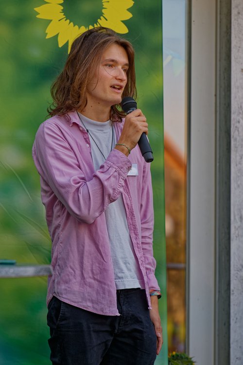 Fynn Rubehn spricht bei Politik und Party
