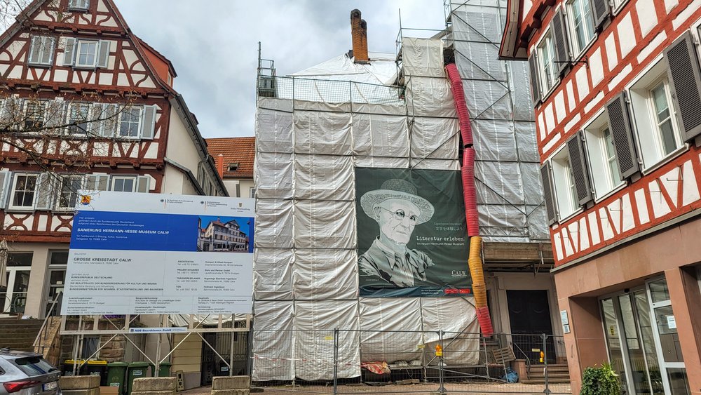 Das Hessemuseum mit Baugerüst