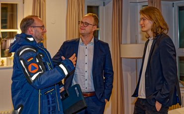 Fynn Rubehn und Marcel Emmerich im Gespräch mit Herr Stahl vom THW