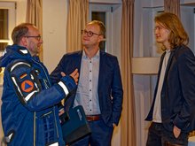 Fynn Rubehn und Marcel Emmerich im Gespräch mit Herr Stahl vom THW
