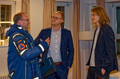 Fynn Rubehn und Marcel Emmerich im Gespräch mit Herr Stahl vom THW