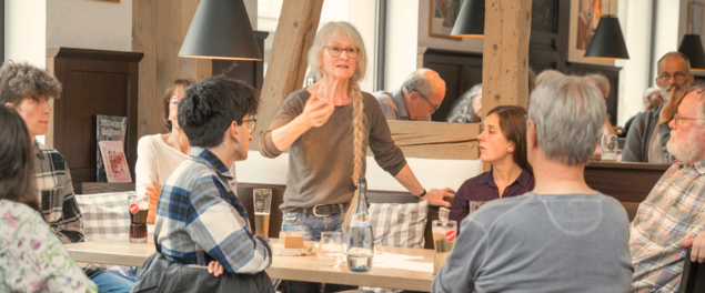 Mitglieder bei einer Diskussion