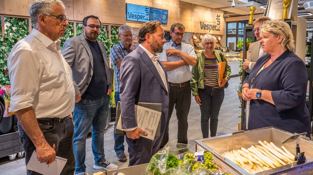 Frau Weinmann von der Verbrauchergenossenschaft Calw diskutiert mit Leuten aus Politik und Wirtschaft