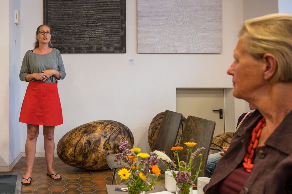 Kati Cysarek leitet die Diskussion