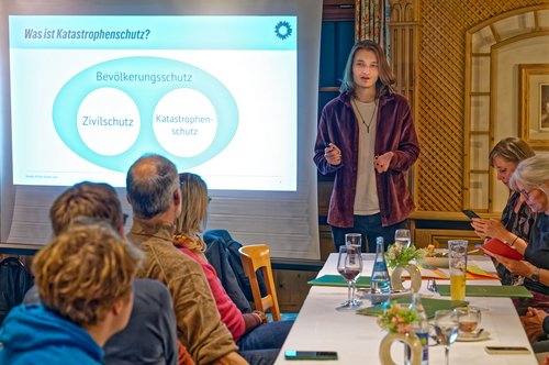 Fynn Rubehn hält eine Präsentation über Katastrophenschutz
