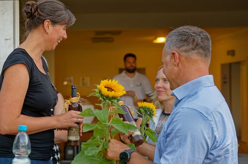Lena Abdi überreicht Geschenke an die Redner