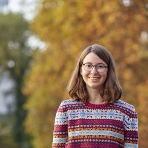 Nele Willfurth vor Bäumen im Herbst