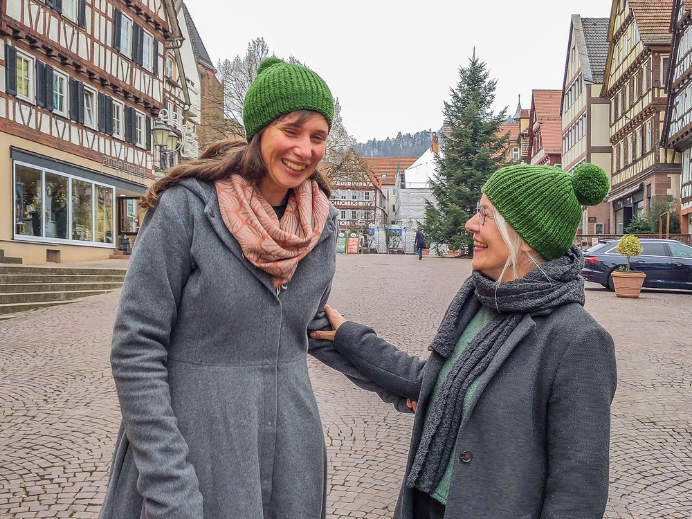 Lena und Anke (Kreissprecherinnen) auf dem Marktplatz in Calw mit grünen Mützen