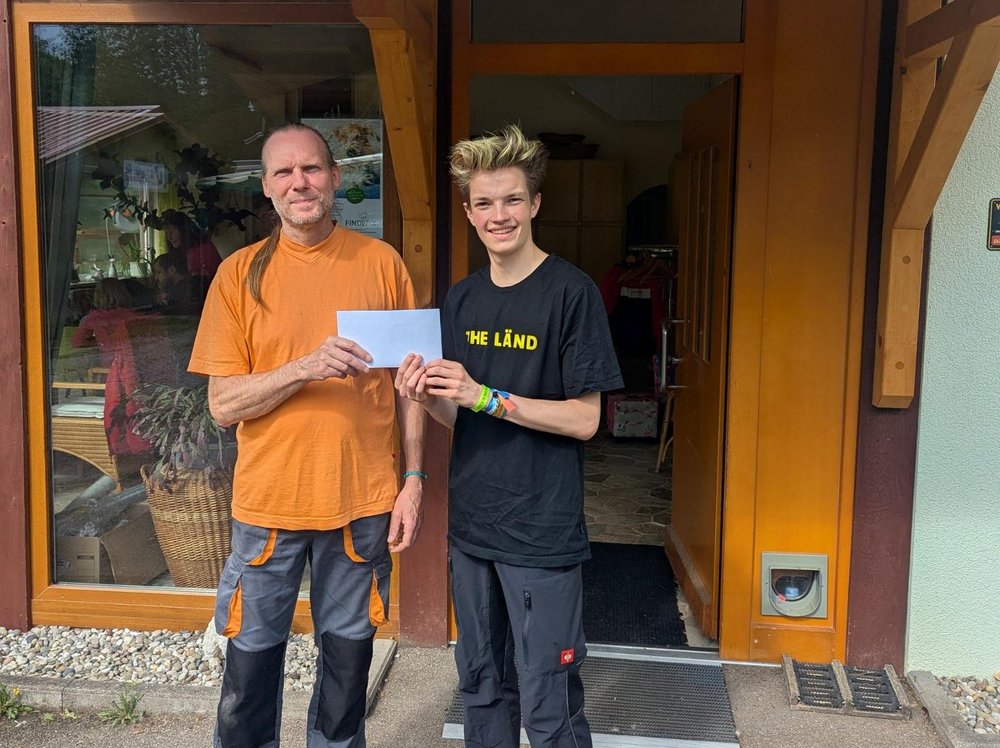 Bild der Spendenübergabe an den Tierschutz Calw und Umgebung e.V.