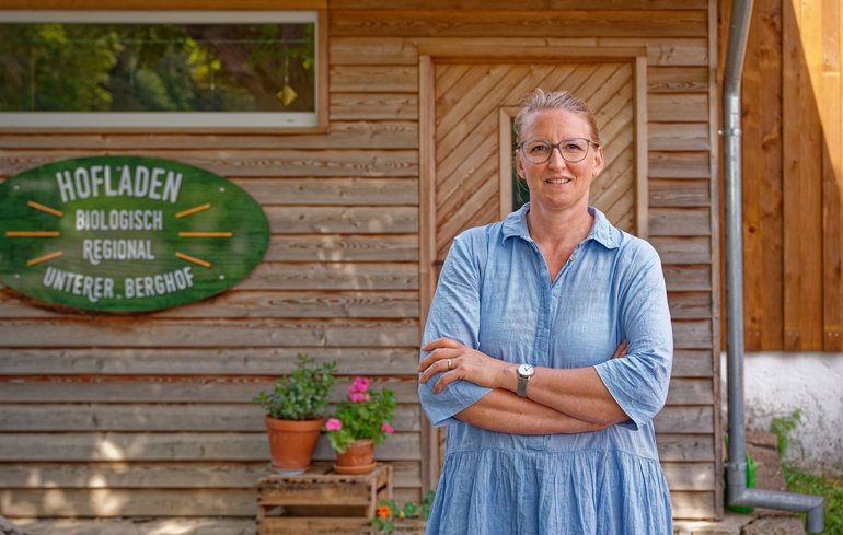 Sophie Kraus vor dem Hof