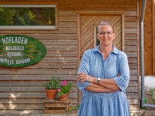 Sophie Kraus vor dem Hof