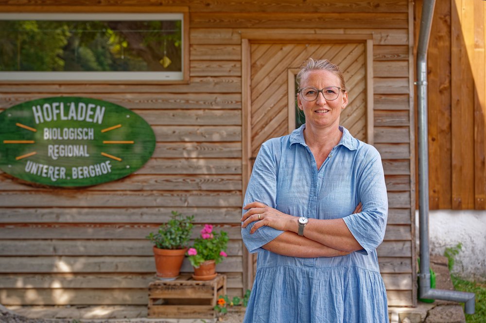 Sophie Kraus vor dem Hof