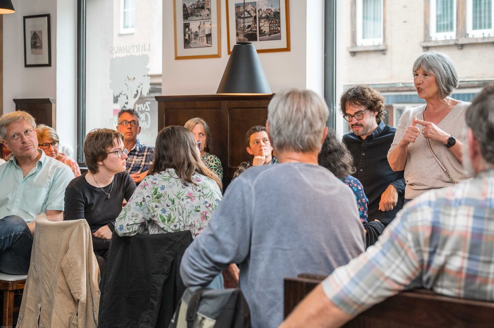 Ricarda Lang diskutiert mit Grünenmitgliedern über aktuelle Grüne Politik