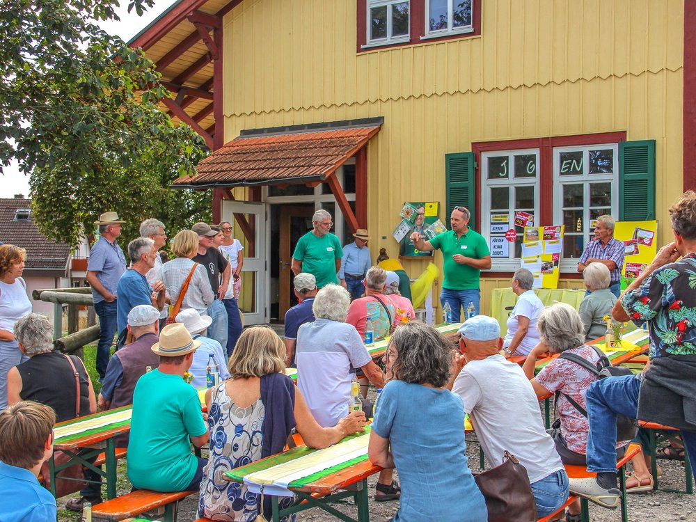 Politik und Party 2023 - die Besucher im Biergarten