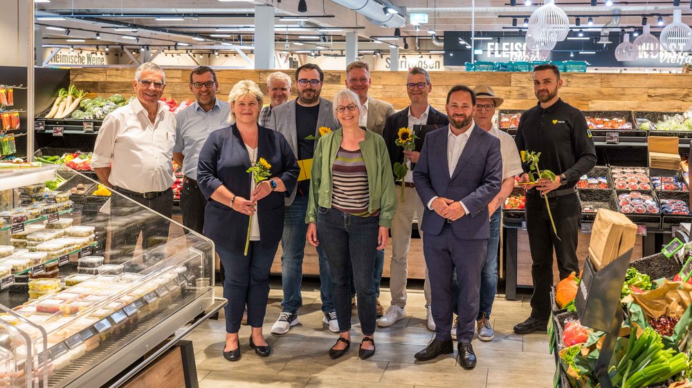 Florian Hassler mit Vertretern von Wirtschaft und Politik im EDEKA Markt