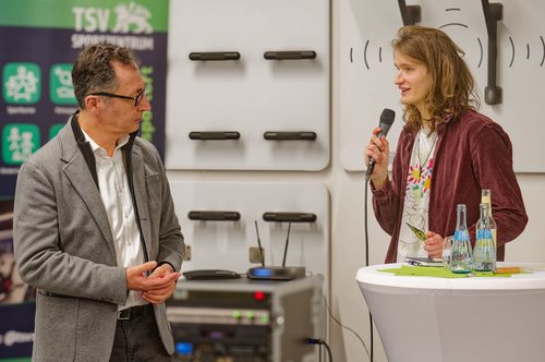 Cem Özdemir und Fynn Rubehn beim Gespräch im TSV Sportzentrum