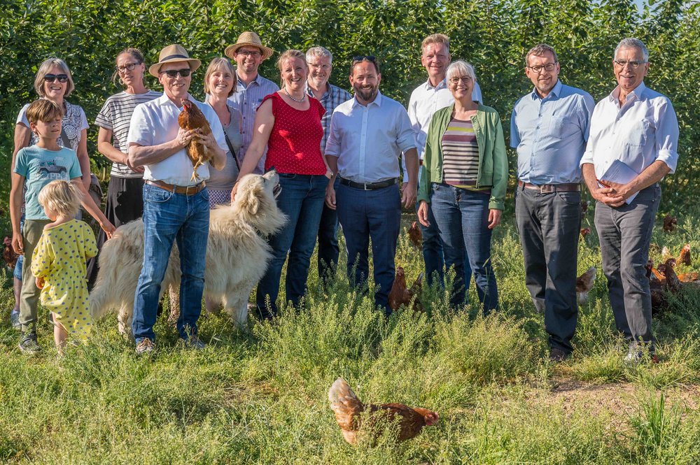 Eine Gruppe von Menschen im Biohühnerstall