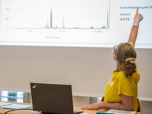 Kati Cysarek gibt einen Überblick über die Social Media Arbeit der Grünen im Kreis Calw.