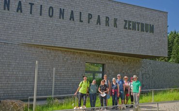 Die Besuchergruppe vor dem Gebäude des Nationalpark Zentrums