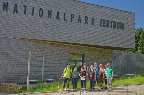 Die Besuchergruppe vor dem Gebäude des Nationalpark Zentrums