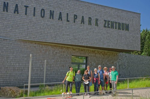 Die Besuchergruppe vor dem Gebäude des Nationalpark Zentrums