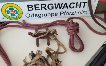 Alte Ausrüstung mit der Überschrift 100 Jahre Bergwacht Pforzheim