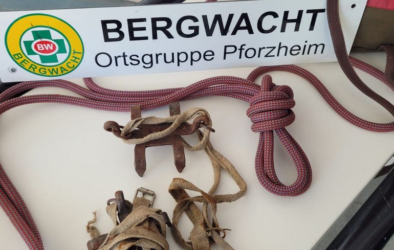 Alte Ausrüstung mit der Überschrift 100 Jahre Bergwacht Pforzheim