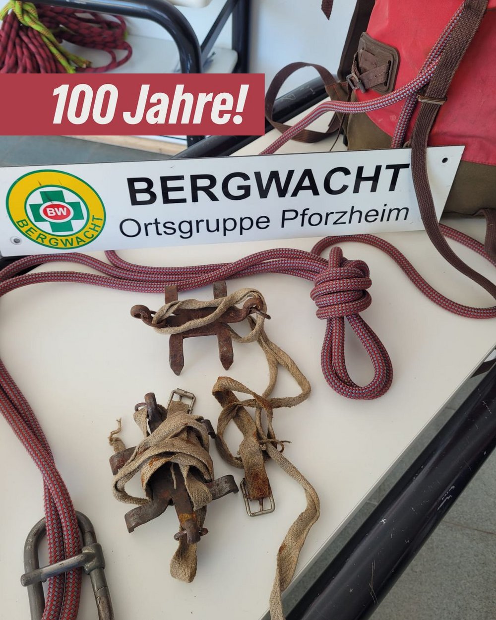 Alte Ausrüstung mit der Überschrift 100 Jahre Bergwacht Pforzheim