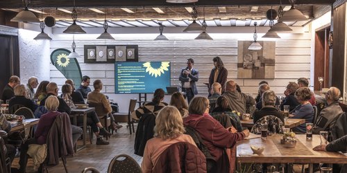 Harald Ebner spricht zum Publikum in Bad Wildbad
