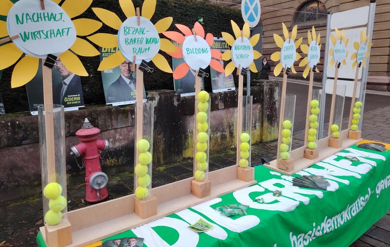 Polit-Barometer mit Tennisbällen am Wahlkampfstand des OV Alb-Enz