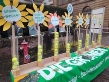 Polit-Barometer mit Tennisbällen am Wahlkampfstand des OV Alb-Enz