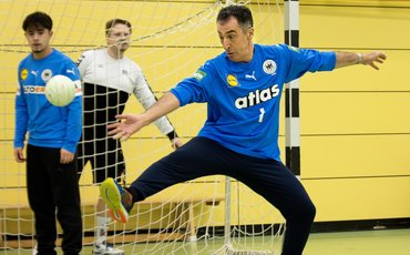 Cem Özdemir im Handballtor