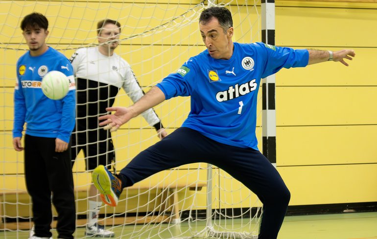 Cem Özdemir im Handballtor