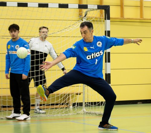 Cem Özdemir im Handballtor