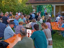 Blick auf die ganzen Bierbänke beim Sommerfest 2025