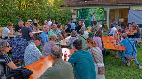 Blick auf die ganzen Bierbänke beim Sommerfest 2025