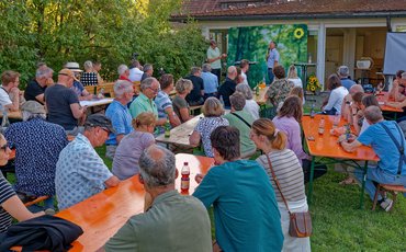 Blick auf die ganzen Bierbänke beim Sommerfest 2025