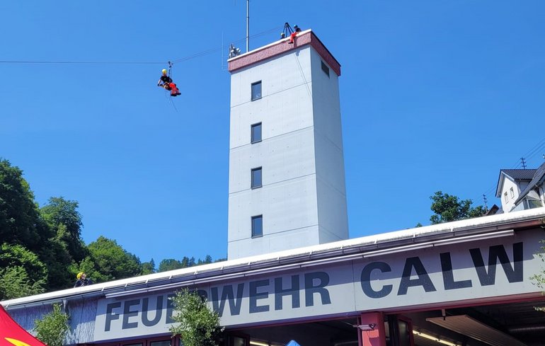 Die Höhenretter seilen sich vom Turm der Feuerwache Calw ab