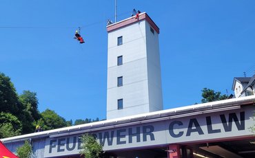 Die Höhenretter seilen sich vom Turm der Feuerwache Calw ab
