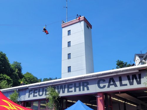 Die Höhenretter seilen sich vom Turm der Feuerwache Calw ab