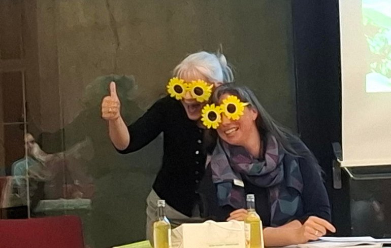 Kreissprecherinnen Anke und Lena bei der Arbeit mit Sonnenblumen-Sonnenbrillen