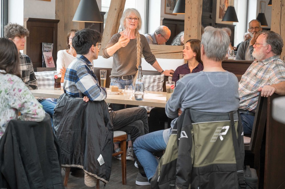 Ricarda Lang diskutiert mit Grünenmitgliedern über aktuelle Grüne Politik